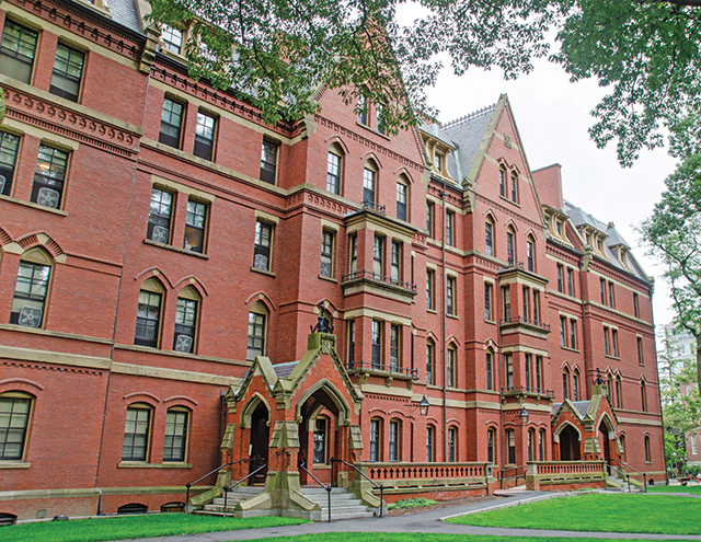 SUA interzice Universității Harvard să înscrie studenți străini