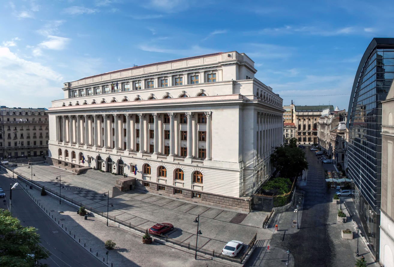 BNR afișează joi un curs de referință de 5,122 lei/euro, în creștere cu 0,45% față de miercuri și cu 3% în ultimele 3 zile. Dolarul s-a apreciat cu 1,05%, fiind cotat la  4,536 lei