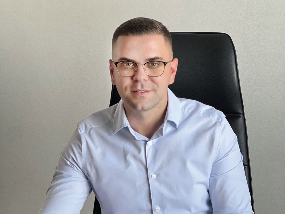Povestea tânărului care, la 31 de ani, este deja un lider în compania gigant cu afaceri uriașe construită de familia sa în Romania și cum crede el că poți ajunge cel mai bun la lucrul pe care îl faci