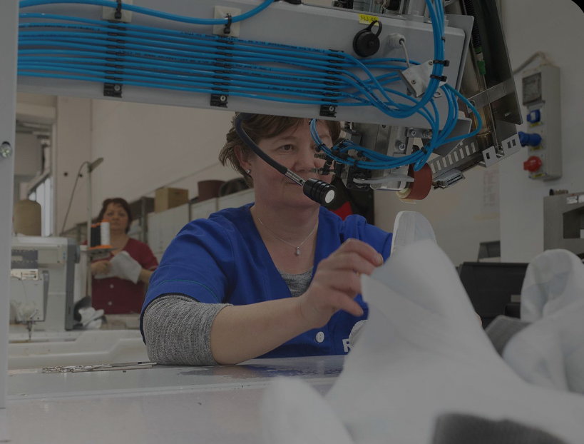 Cine deține fabrica Rekord din Alba Iulia, vizitată de George Simion după calificarea în turul doi al alegerilor: proprietarul este un grup italian prezent în România de 30 de ani, producător de încălțăminte outdoor