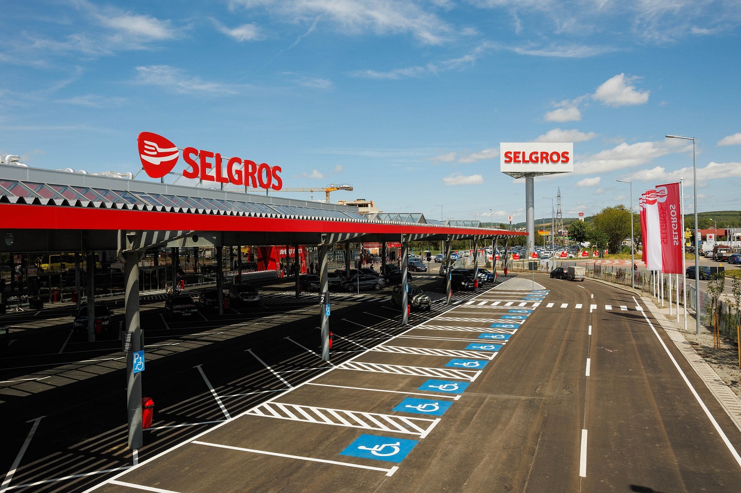 Lanțul de magazine de tip cash&carry Selgros reia expansiunea pe piața locală, după 5 ani de pauză, și deschide cel de-al 24-lea magazin din România la Sibiu