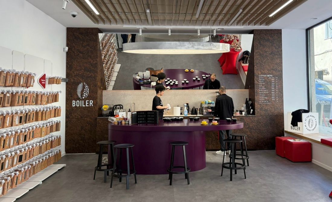Experiment Vodafone: magazinul companiei din centrul Brașovului împarte spațiul cu o cafenea Boiler