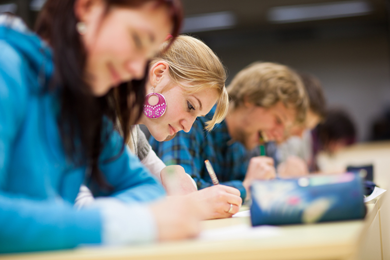 Imagine de ansamblu asupra învățământului superior din România: mai puține universități, dar mai mulți studenți și angajați