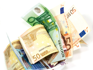 Ministerul Finanțelor a împrumutat joi de la bănci 1,1 miliarde lei prin două licitații de titluri de stat, cu dobânzi de 7,46%, respectiv 7,52% pe an