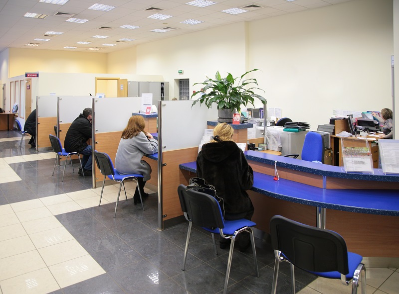 Jumătate dintre sucursalele bancare au dispărut însă sute de oameni sunt angajați. Ce se întâmplă la băncile din Ungaria?