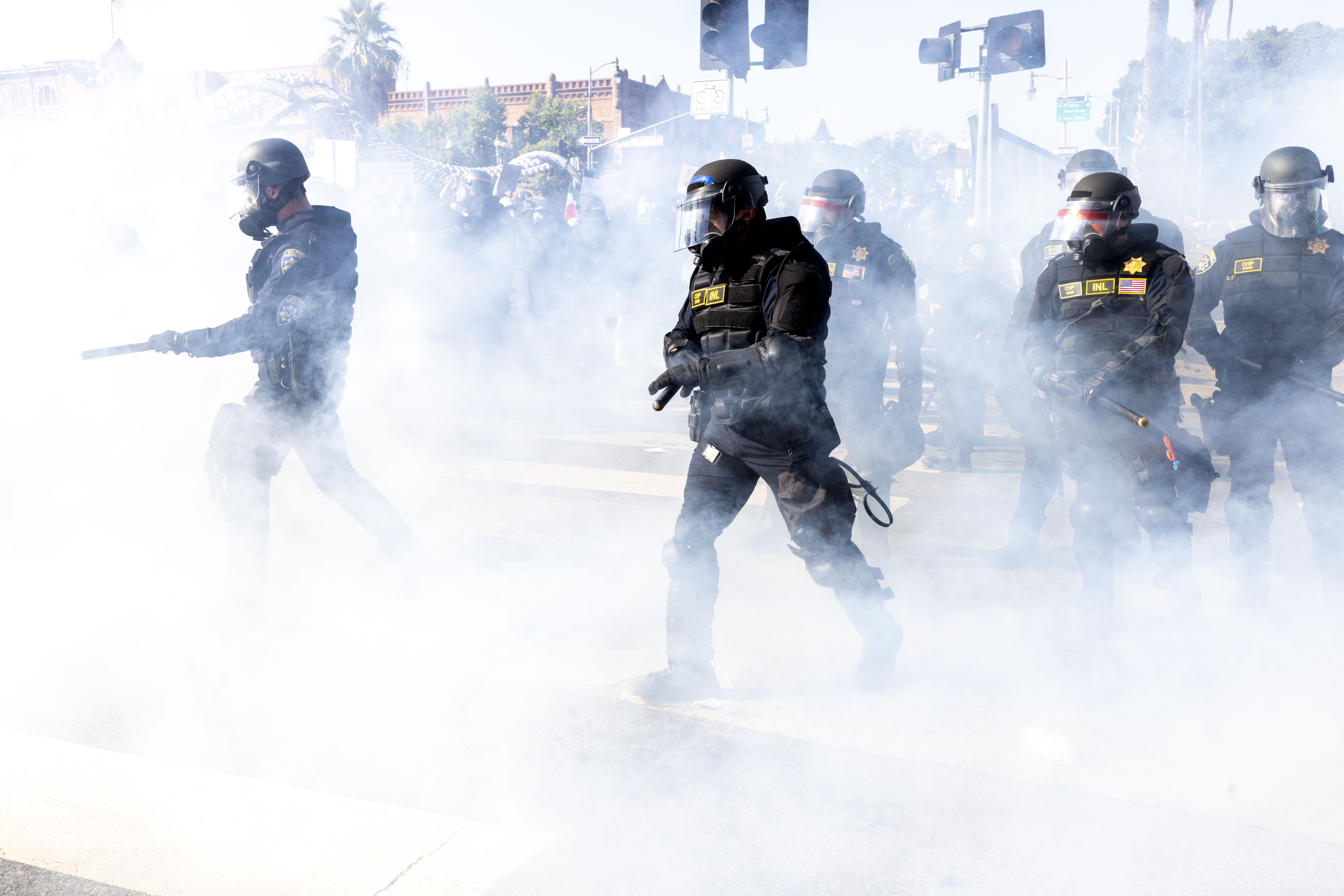 Războiul dintre Trump și California ia amploare: Statul California îl dă în judecată pe Donald Trump pentru desfășurarea trupelor Gărzii Naționale pentru a opri protestele. Președintele Trump ar fi sugerat arestarea guvernatorului Californiei