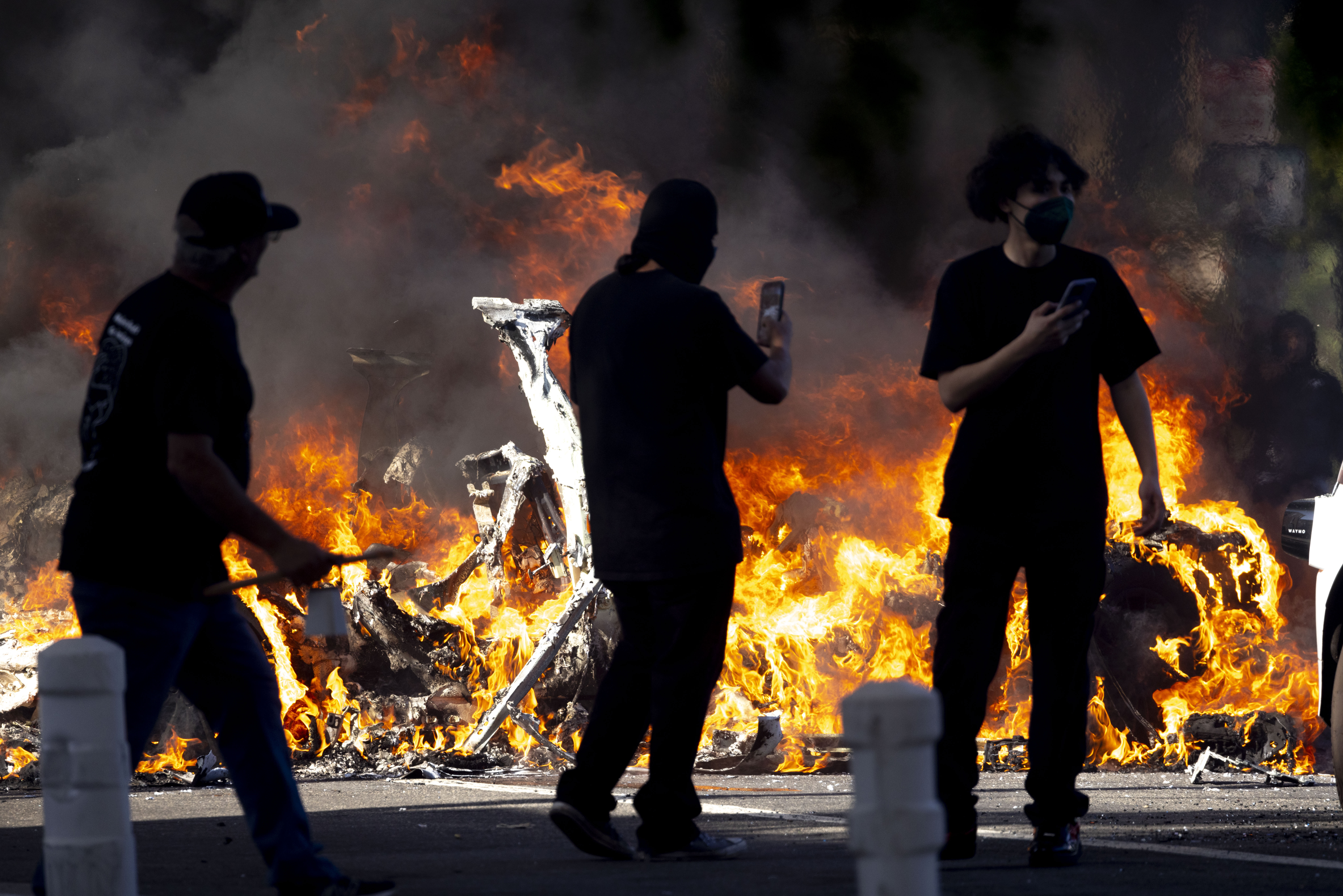 Los Angeles a devenit epicentrul ”războiului” dintre Donald Trump și California: Confruntări violente pentru a treia zi consecutiv, după raziile care vizează imigranții ilegali. Pentru prima oară în ultimii 60 de ani, președintele a trimis Garda Națională fără solicitarea guvernatorului