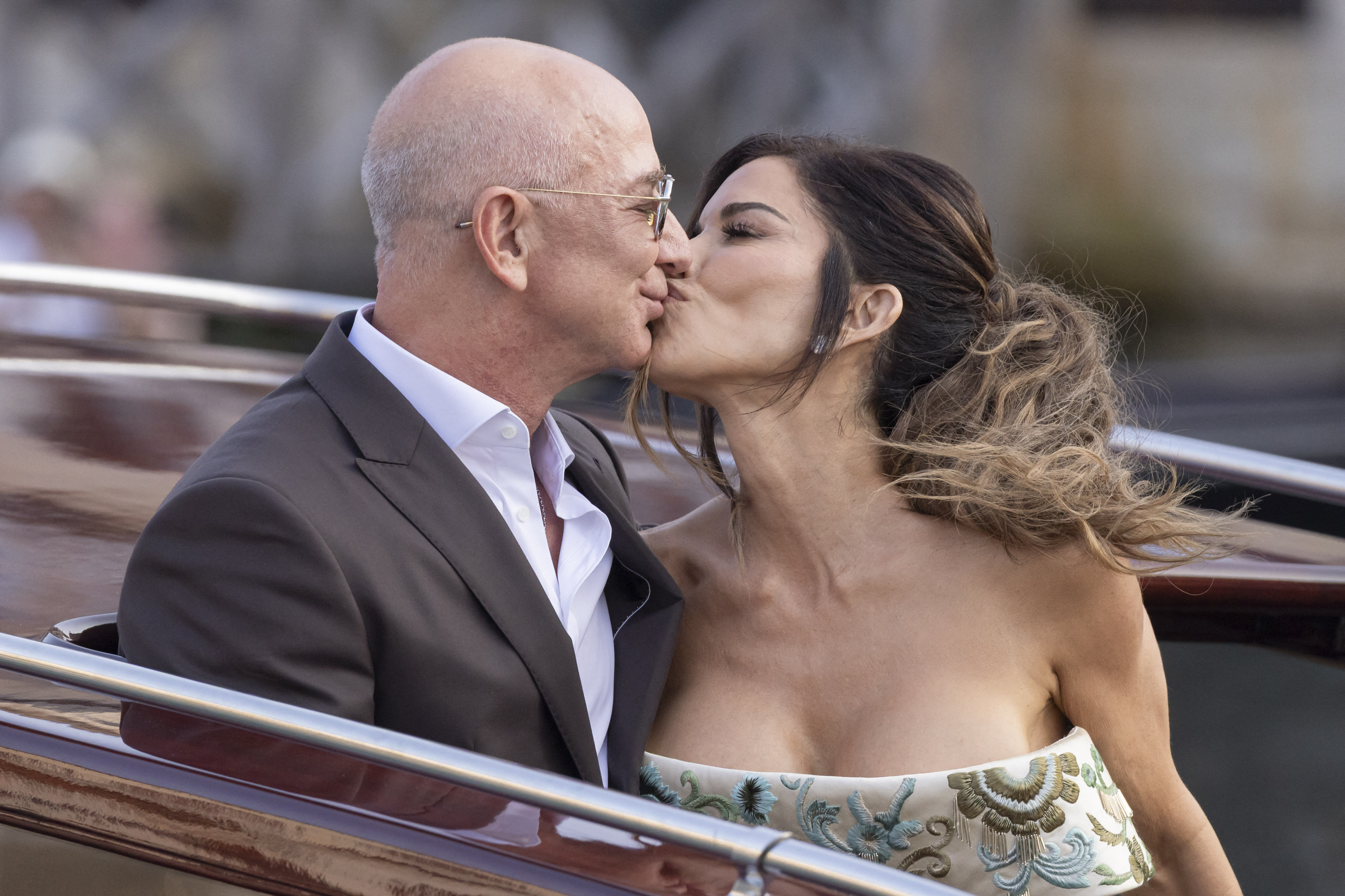 Jeff Bezos și Lauren Sanchez s-au căsătorit. Canal Grande s-a transformat într-o „seară de Oscar”