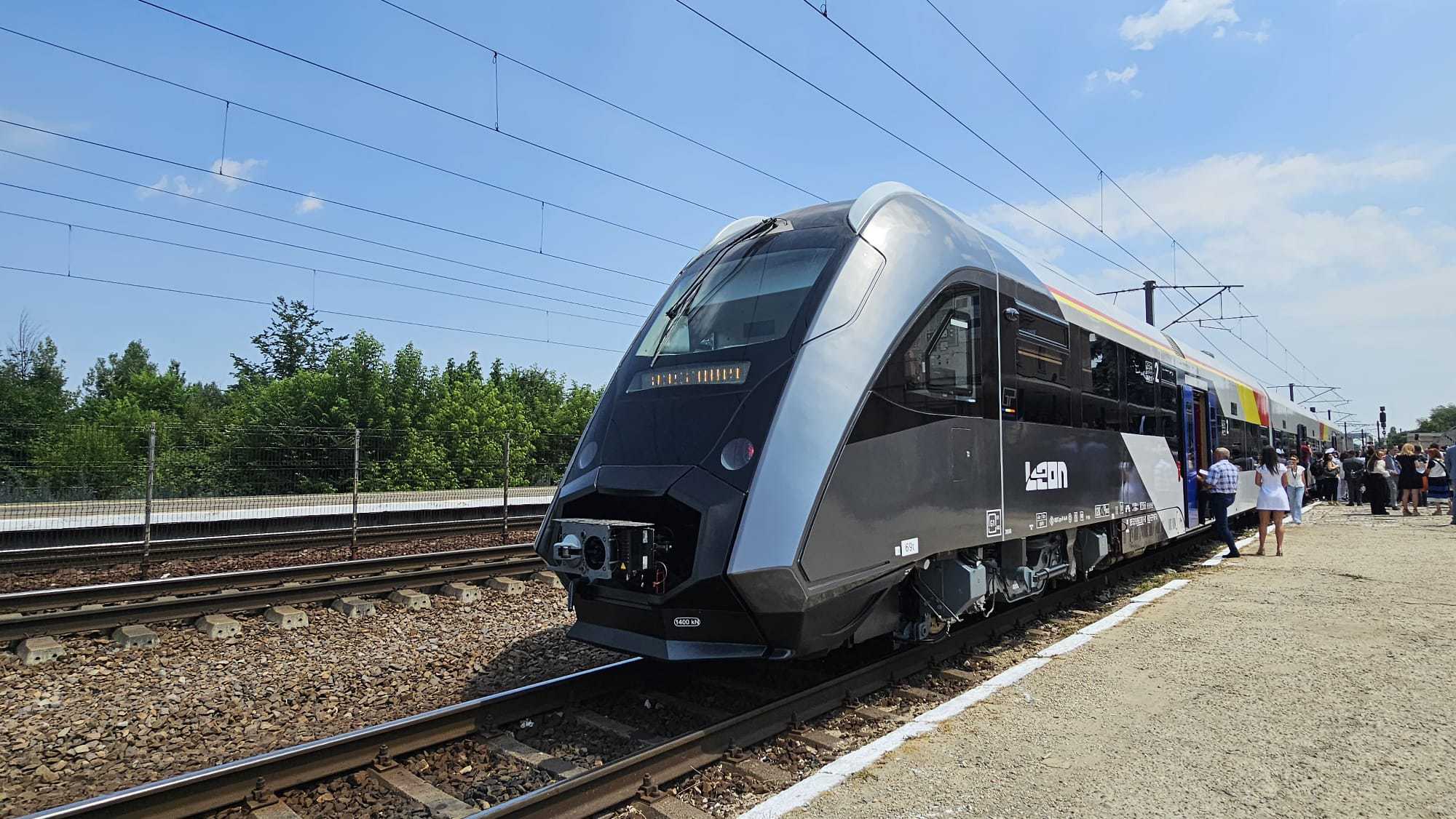 Leon, primul tren construit integral în România după 80 de ani, a fost oficial lansat astăzi de către Grampet Group. Cum arată noul tren. FOTO