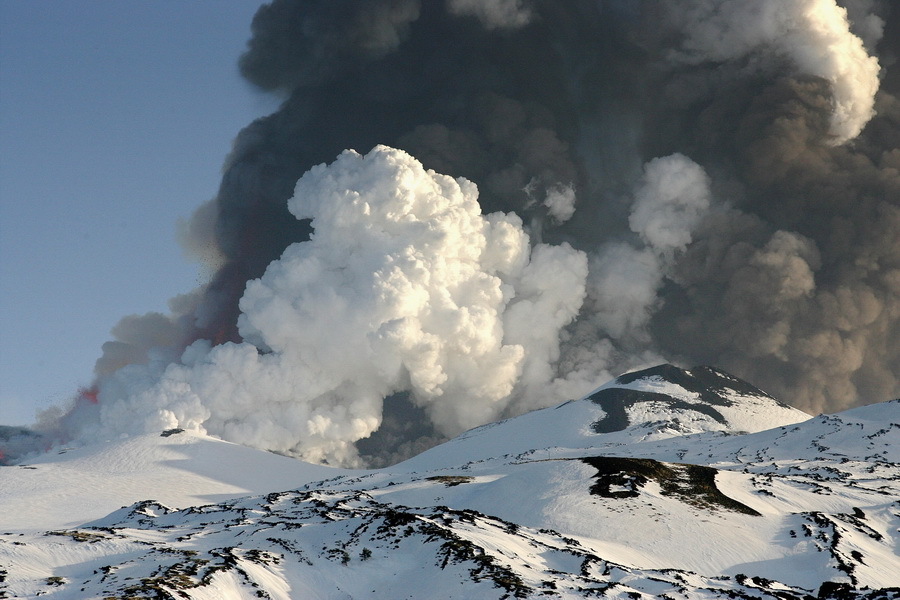 Erupția vulcanului Etna: explozia vulcanică uriașă din Italia provoacă fuga turiștilor