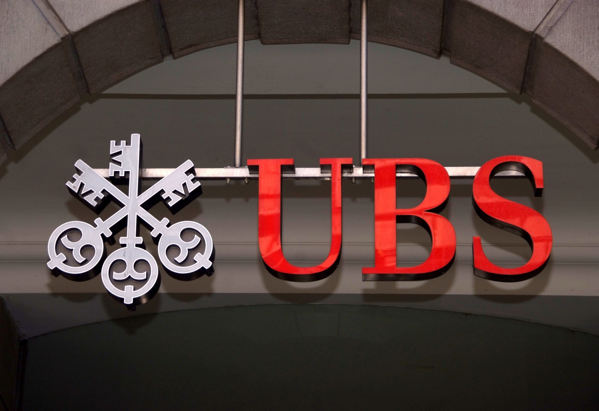 Lovitură majoră în plin pentru gigantul bancar UBS, una dintre cele mai mari bănci din Europa: Guvernul elvețian vrea cerințe de capital mai stricte, iar asta înseamnă că UBS trebuie să mai aducă 26 de mld. de dolari la capitalizare