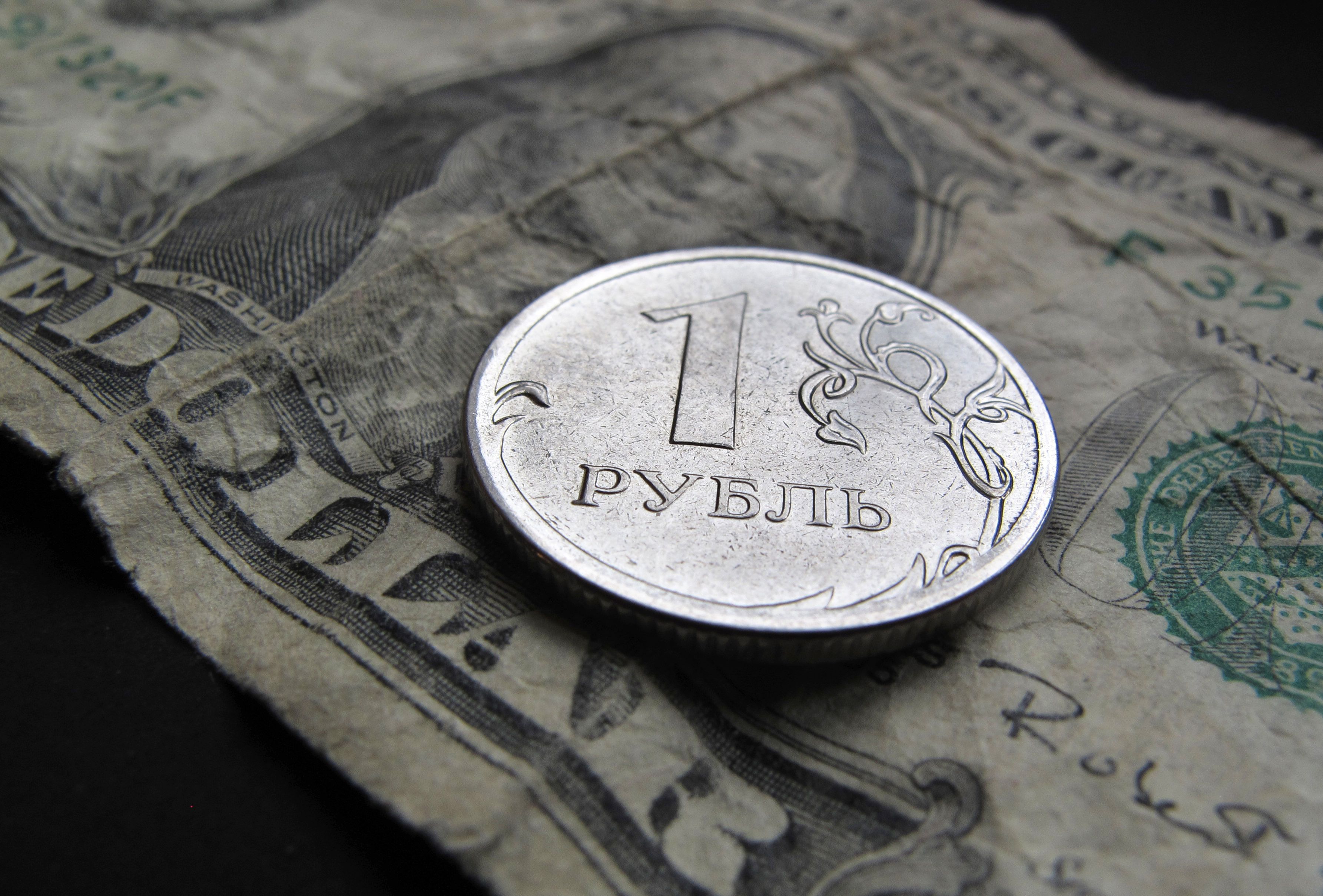 Un mister pe piețele internaționale: Rubla rusească s-a apreciat cu peste 40% în 2025. Cum a fost posibilă întărirea monedei Rusiei?