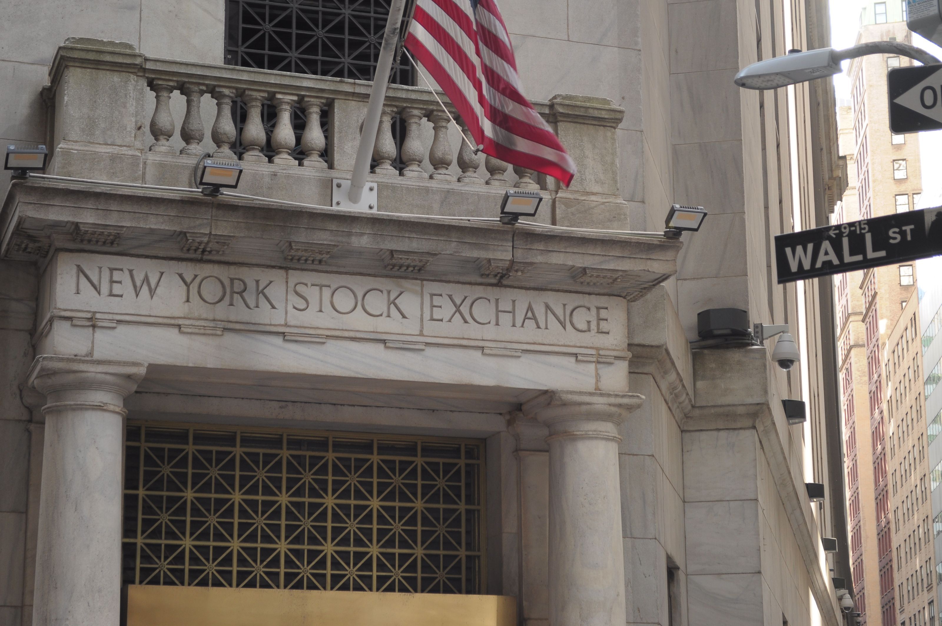 Roșu pe Wall Street după atacurile israeliene asupra Iranului: Indicele S&P 500 deschide pe minus cu 0,7%, Dow Jones Industrial Average pierde 1,2%, iar Nasdaq Composite 0,8%. În acest timp, prețul petrolului a urcat cu peste 7%