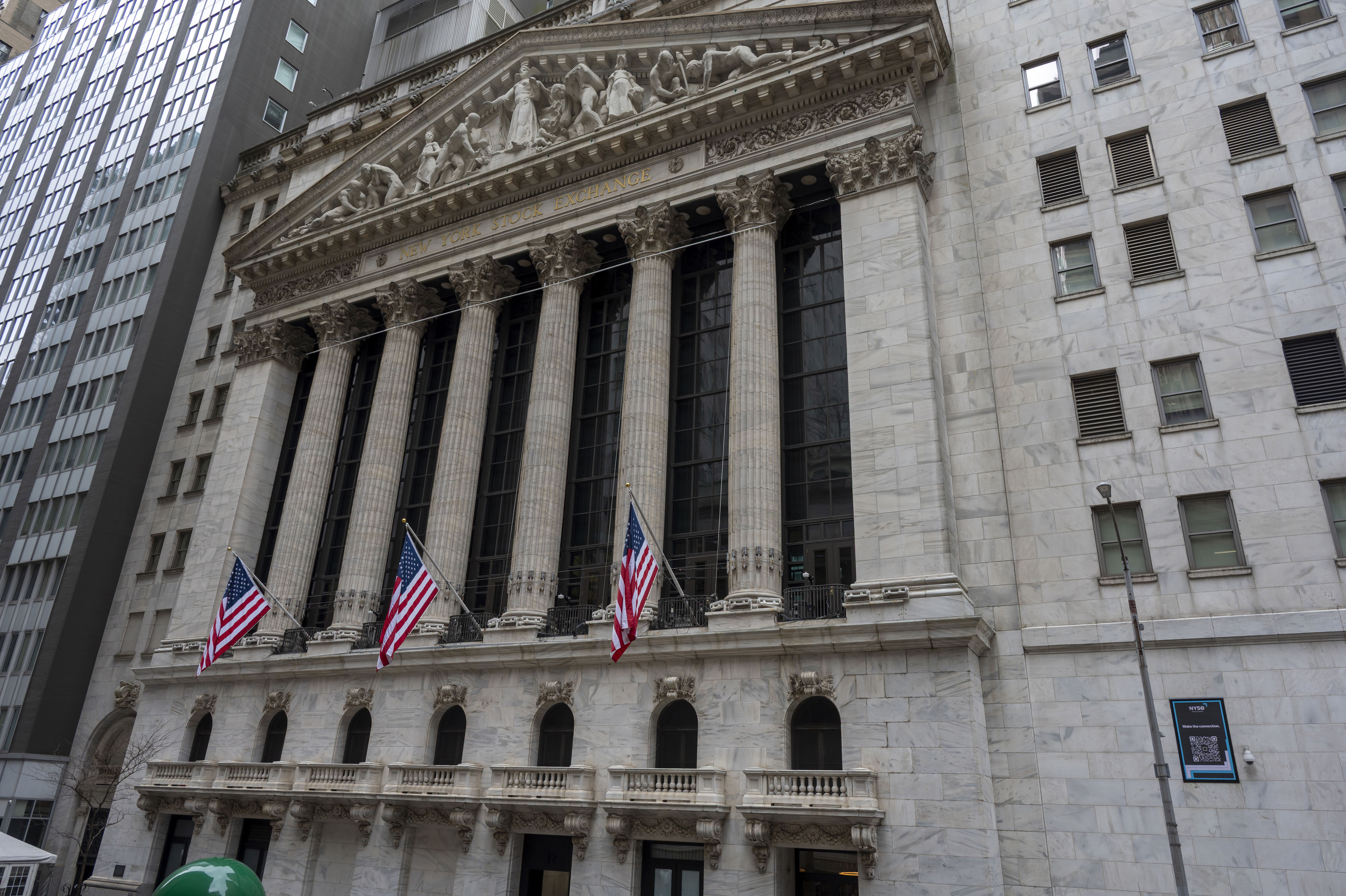 Presiune tot mai mare pe sistemul financiar american: Investitorii se retrag din fondurile legate de obligațiunile SUA. „Este un simptom al unei probleme mult mai mari. Există îngrijorări serioase, atât în rândul investitorilor interni, cât și al celor străini”