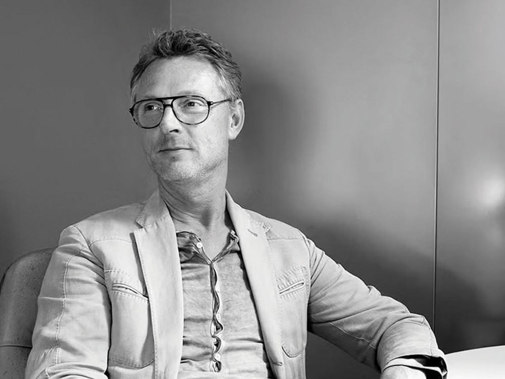 Cine este omul care a reușit să transforme un obiect banal, folosit de toate mamele din lume, într-un statement global de stil, funcționalitate și inovație, cu care generează sute de milioane de dolari?