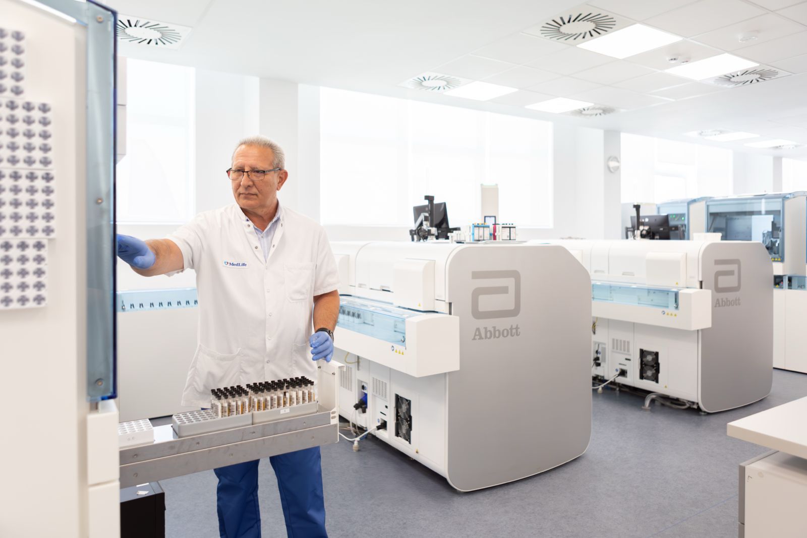MedLife a investit 2 mil. euro într-un laborator automatizat de analize în Brașov