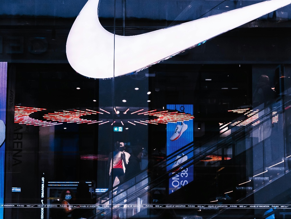 Revenire spectaculoasă pentru Nike: Acțiunile companiei cresc cu peste 15% după ce producătorul de echipamente sportive a recâștigat încrederea investitorilor. „Când ne concentrăm pe sport, câștigăm”