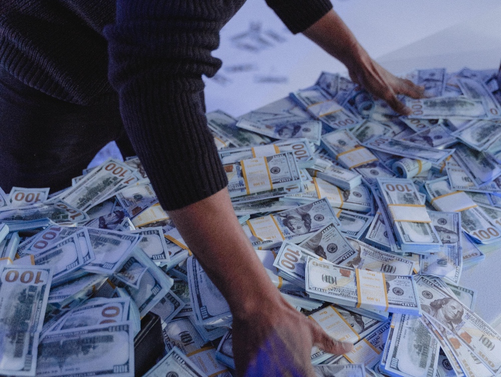 După ce și-au investit averile în imobiliare, mega-bogații lumii au găsit o nouă categorie de oameni de pe urma cărora fac miliarde de dolari