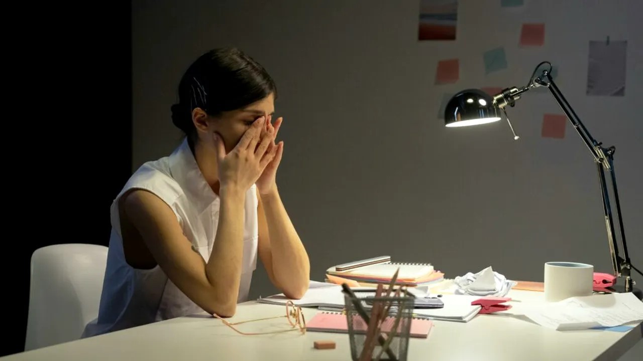 Ce înseamnă când o persoană vorbește singură cu voce tare, potrivit psihologiei