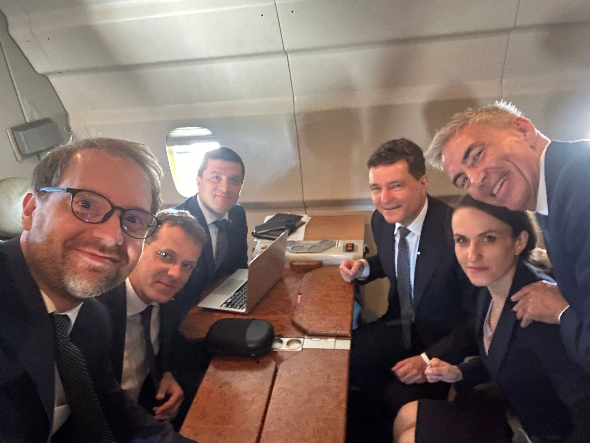 Fritz publică o poză din avionul care îl duce la Berlin, alături de președintele Nicușor Dan