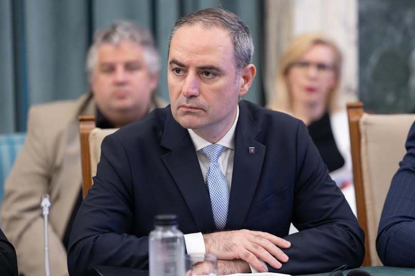 Ministrul de Finanțe, Alexandru Nazare : Au fost schimbate 21 din cele 33 de persoane cu roluri de conducere la nivel central la Direcția Generală Antifraudă. Schimbări importante se fac și la inspectori, acolo unde a lipsit acțiunea reală în combaterea evaziunii fiscale