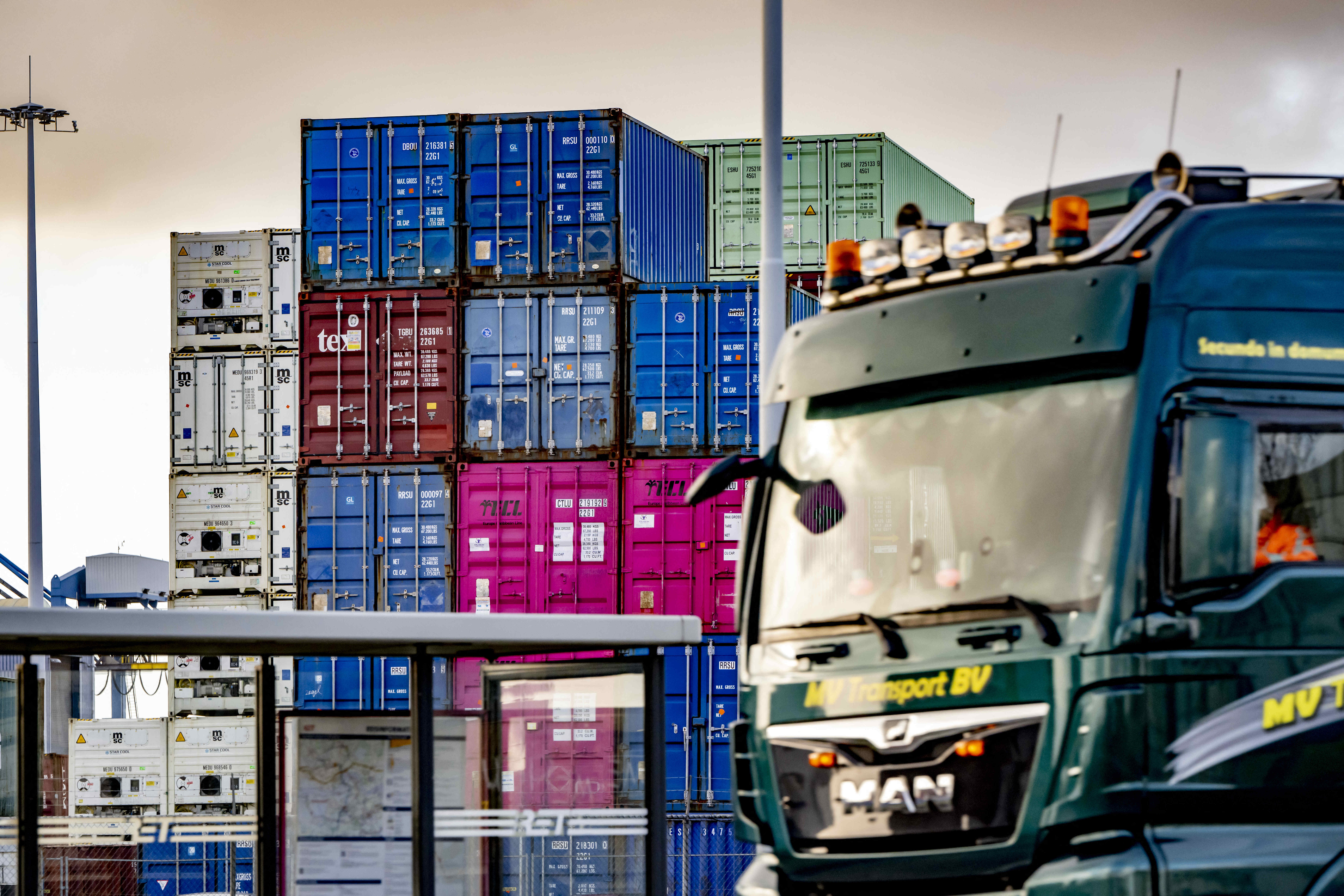 Cel mai mare port din Europa se pregătește pentru un potențial conflict cu Rusia. Portul din Rotterdam rezervă spațiu pentru navele care transportă echipament militar și planifică redirecționarea mărfurilor în caz de război