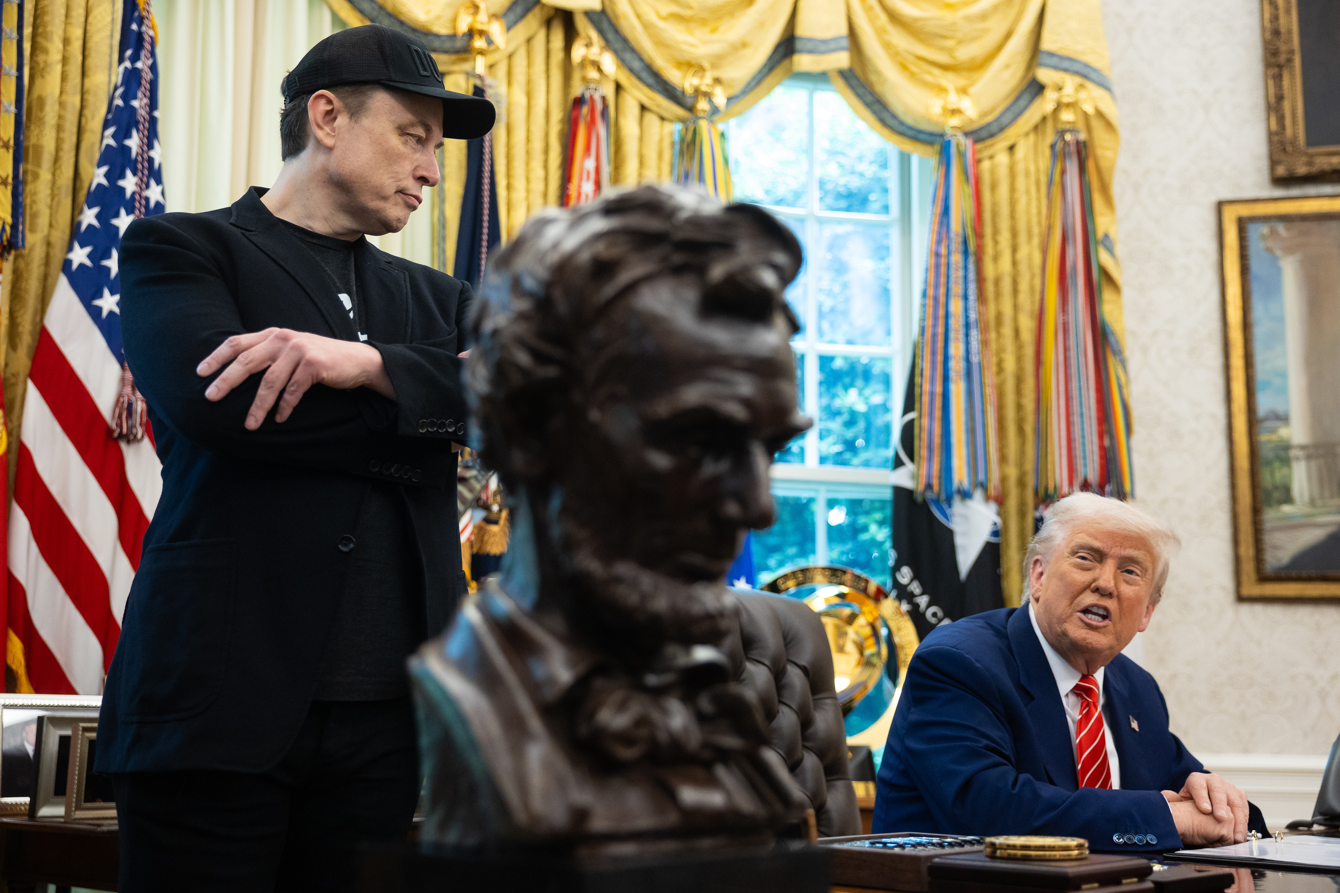 Războiul miliardarilor continuă: Trump îl acuză pe Musk că „trăiește din subvenții” și amenință cu tăieri masive de fonduri - „Fără ele, s-ar întoarce acasă în Africa de Sud!”