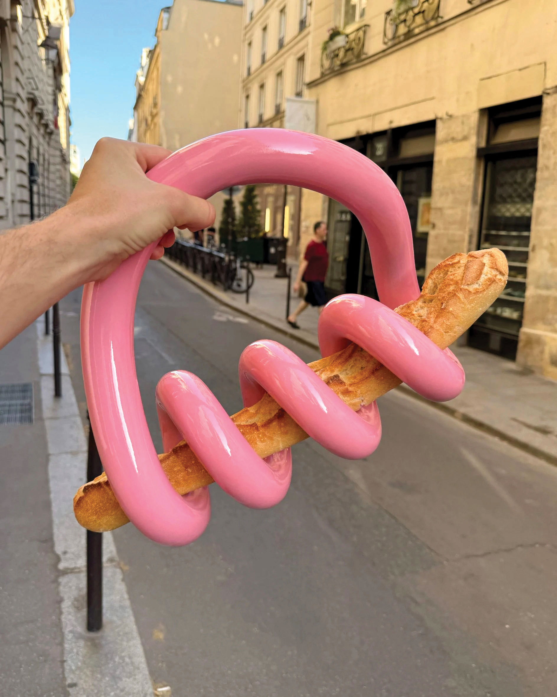 Cei cărora le place produsul de panificație numit baghetă, dar nu vor să-l transporte într-o pungă obișnuită pot apela la un accesoriu creat de un designer suedez