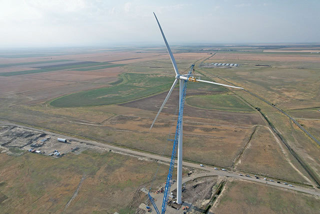 Cel de-al doilea val verde devine realitate. Șantierele eoliene și solare au ajuns la 2.000 MW, utilajele sunt pe teren, cele mai mari turbine montate vreodată în România intră în rețea. Care ar putea fi bilanțul la final de an