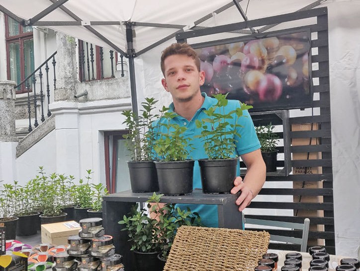 Șase ani de Afaceri de la Zero și primii noștri milionari. On Leaf, producător de sosuri și ceaiuri din plante aromatice, se așteaptă la venituri de aproape 2 mil. lei în acest an. „Am diversificat portofoliul, am investit în fluxuri tehnologice și am formalizat tot mai multe proceduri“
