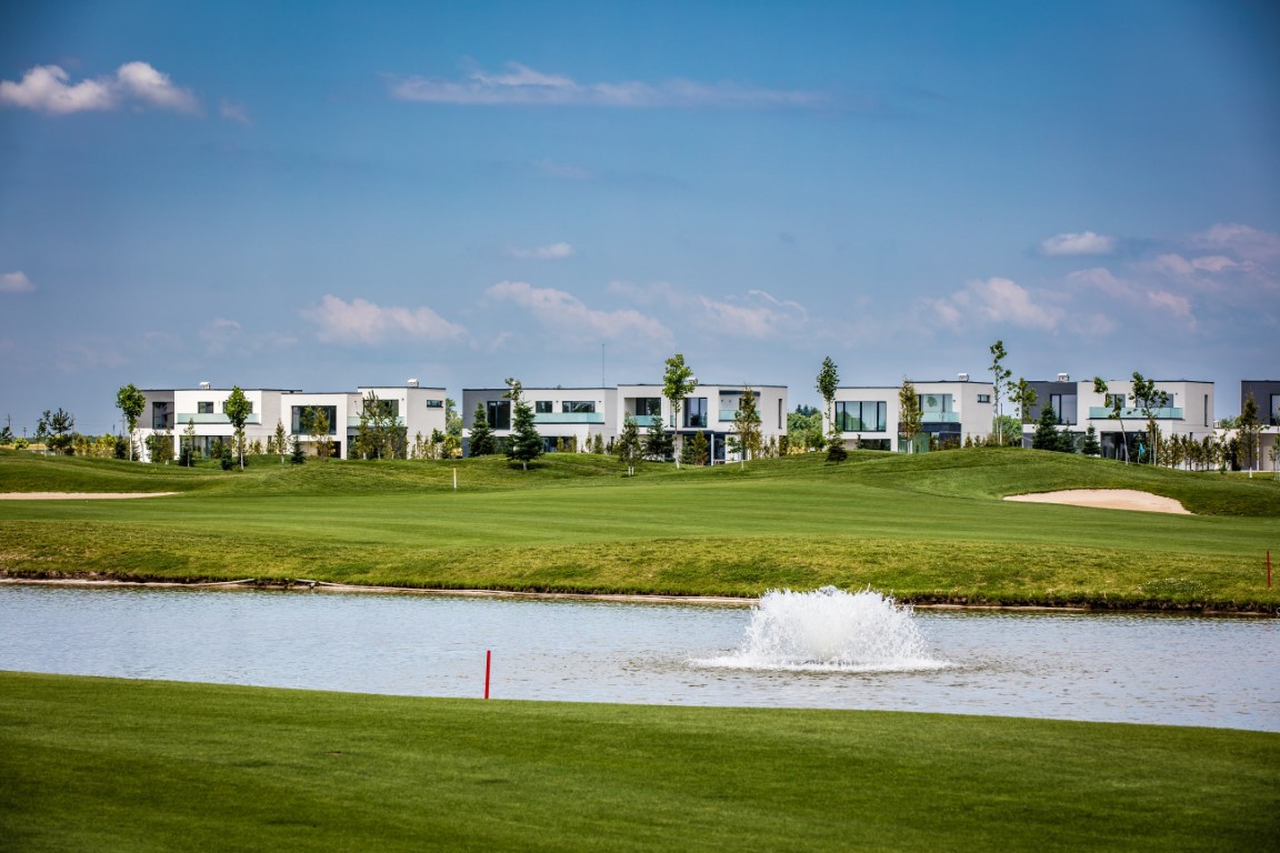 Cum poți să locuiești pe terenul de golf, chiar în România
