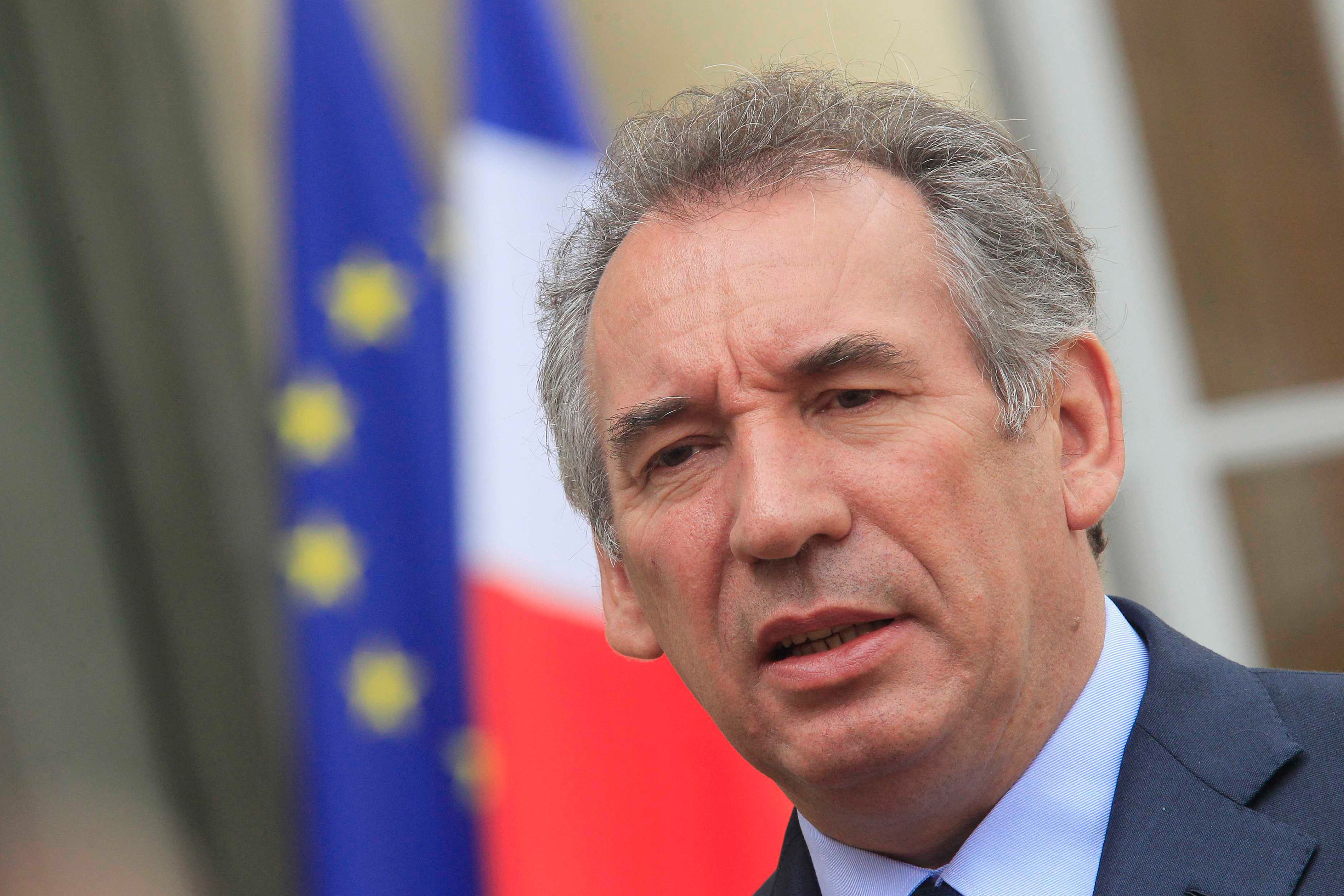 Guvernul francez vrea să elimine două sărbători naționale, ca parte a unui efort drastic de redresare a finanțelor publice. Datoria Franței crește cu 5.000 de euro pe secundă și ar putea ajunge la 100 mld. euro în 2029