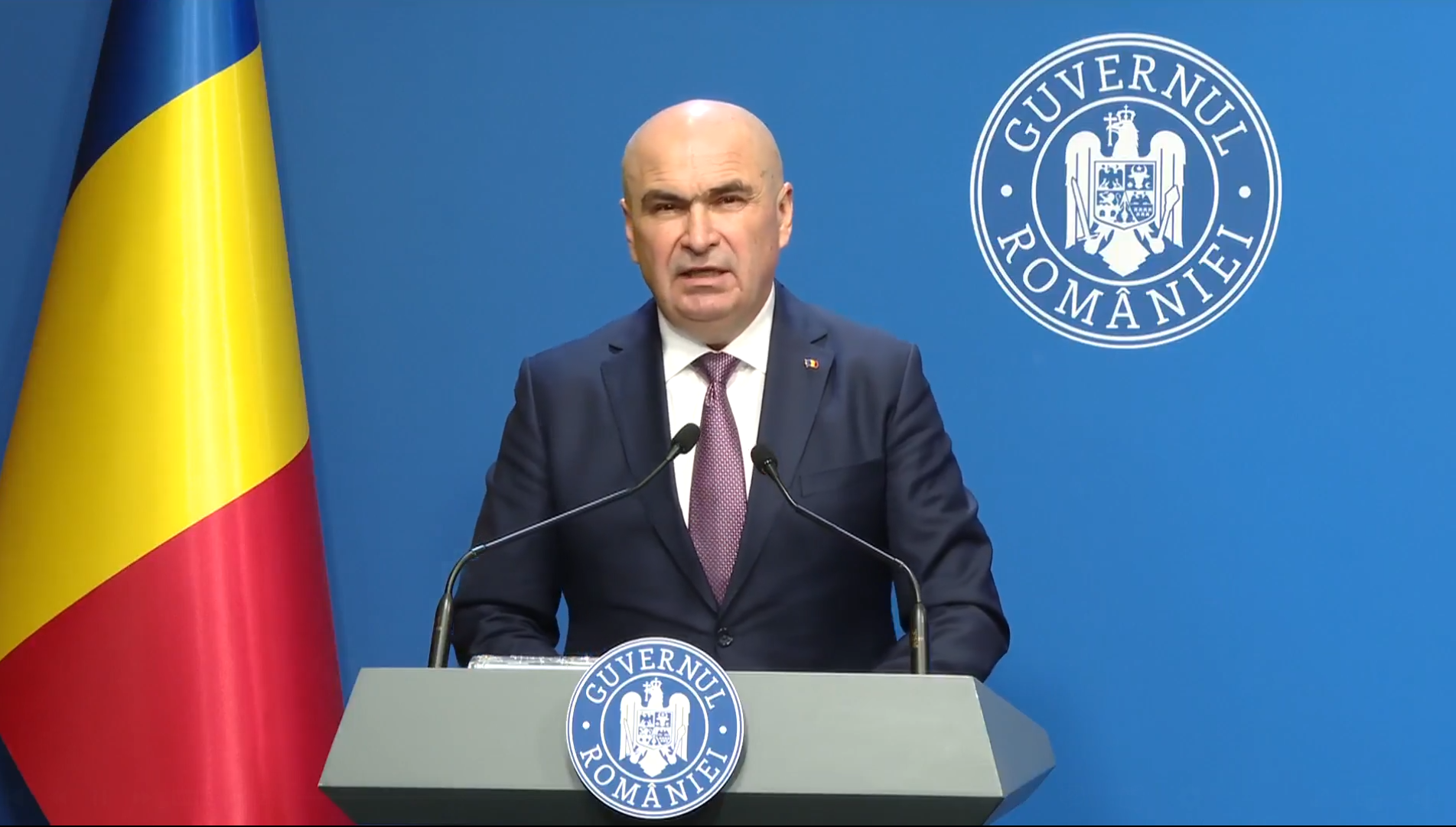 Este oficial: TVA crește la 21%. Pensiile mai mari de 3.000 de lei vor avea CASS 10%. Impozitul pe dividende crește de la 10% la 16%. Se introduce taxa suplimentară pe profiturile băncilor. Se vor suprataxa veniturile din jocurile de noroc. Premierul Ilie Bolojan, conferință de urgență, anunță noile taxe și impozite. VIDEO