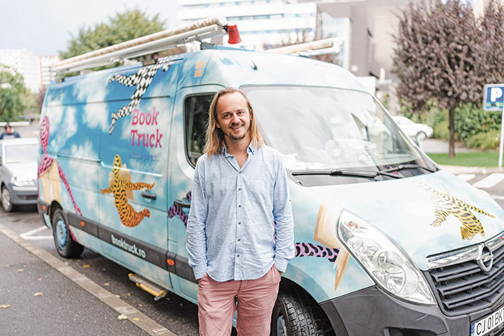 Afaceri de la zero. Victor Miron a creat Cărțile pe față, un proiect cultural care încurajează cititul și a dezvoltat zeci de campanii de promovare a lecturii, dar și un booktruck cu care a parcurs zeci de mii de kilometri în mediul rural