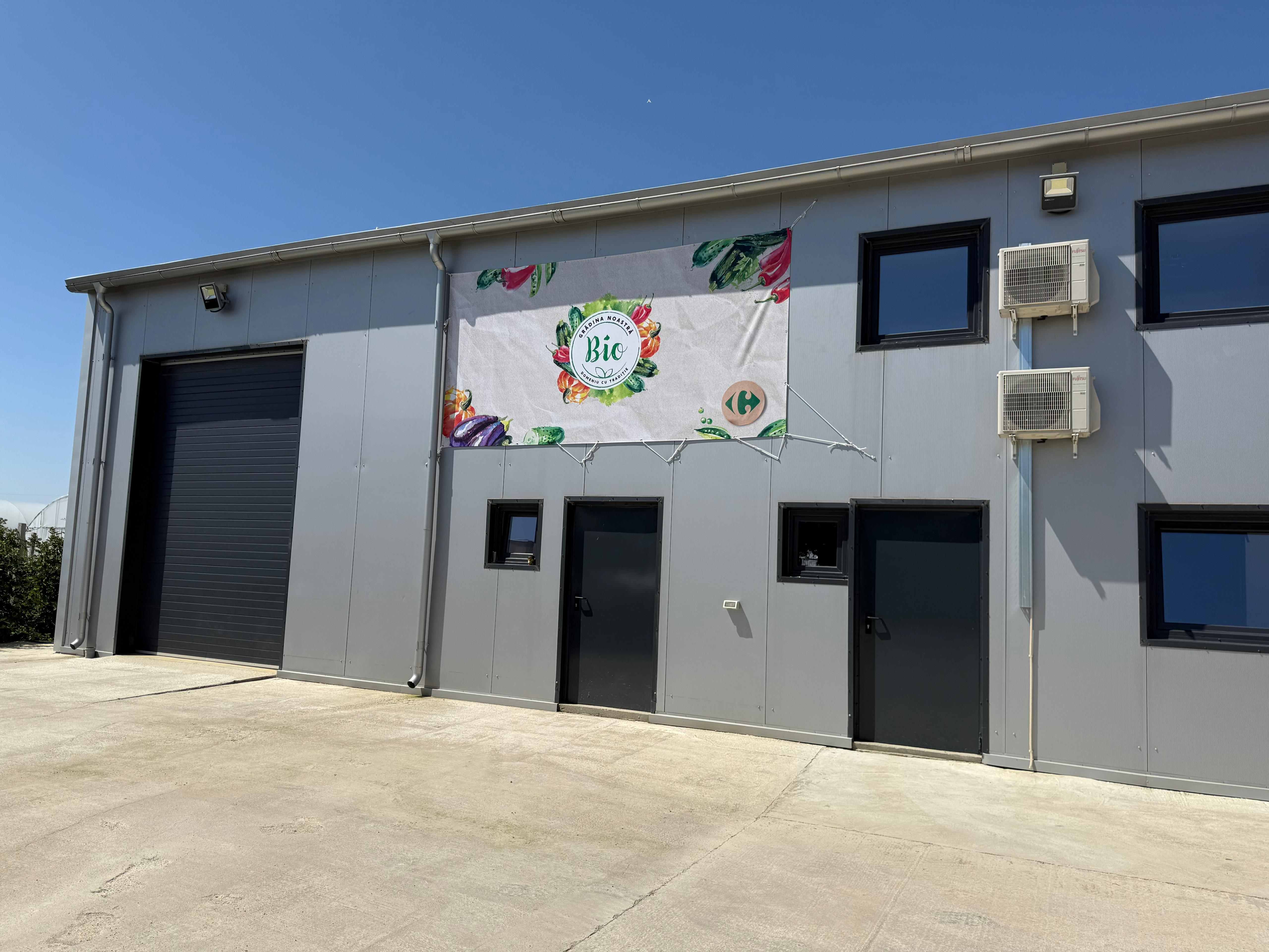 Carrefour lansează prima cooperativă bio în comuna Contești, județul Dâmbovița, unde se produc, pe zece hectare de teren, dovlecei, zucchini, ardei și vinete bio
