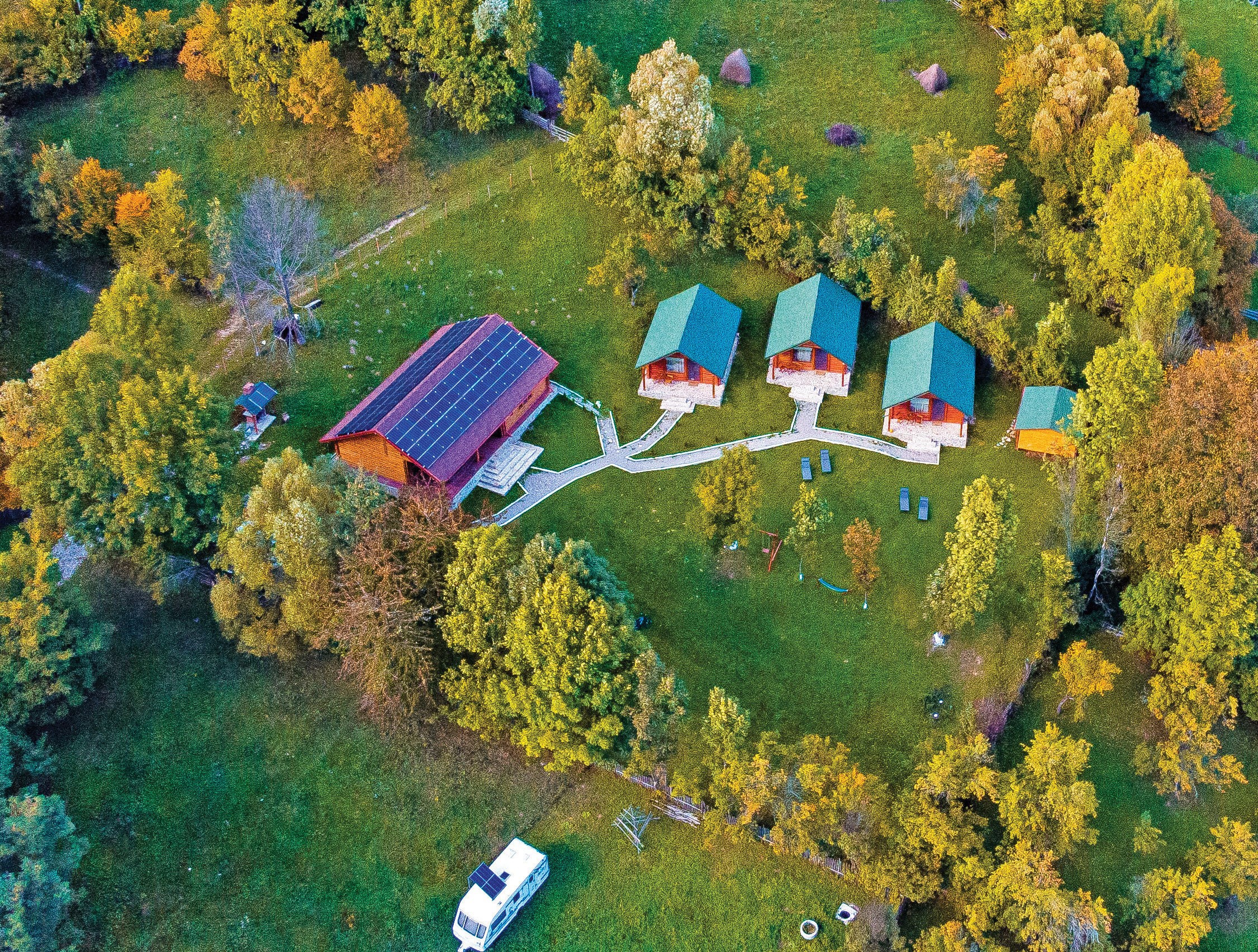 Povestea omului care a transformat nevoia de liniște și dorința de conexiune cu natura – resimțite tot mai acut de locuitorii orașelor mari, aglomerate și poluate – într-o afacere profitabilă