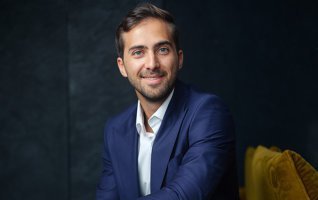 Meta Estate Trust a raportat în primul semestru din 2025 venituri de 13 mil.lei, în scădere cu 39%, și un profit net de 4,6 mil. lei, cu 36% mai mic. Holdingul pregărește transferul pe piața principală a BVB la începutul lui 2026