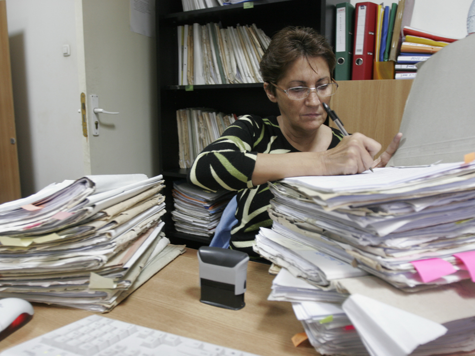 Ce rol au birourile de presă și liniile telefonice din instituțiile publice, dacă nimeni nu răspunde la apeluri, „momentan” înseamnă cel puțin 30 de minute de așteptare, iar solicitările de informații se pierd pe drum?
