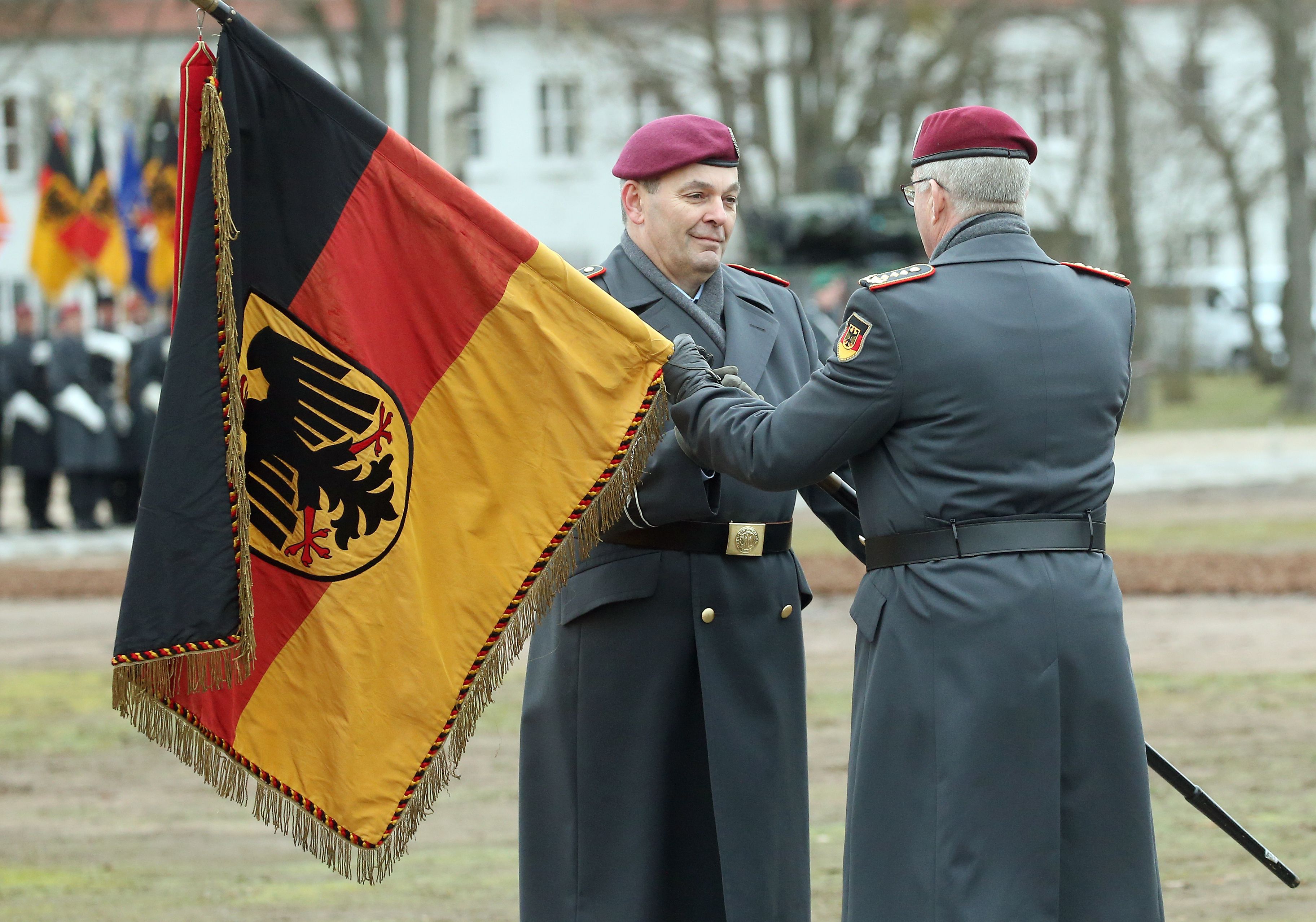 Schimbare de paradigmă de 180 de grade: Germania ar putea introduce serviciul militar obligatoriu, dacă nu va reuși să strângă suficient de mulți soldați voluntari să își întărească armată. Deși salariile sunt colosale, tinerii germani nu vor să meargă în armată, așa că guvernul ar putea să-i oblige