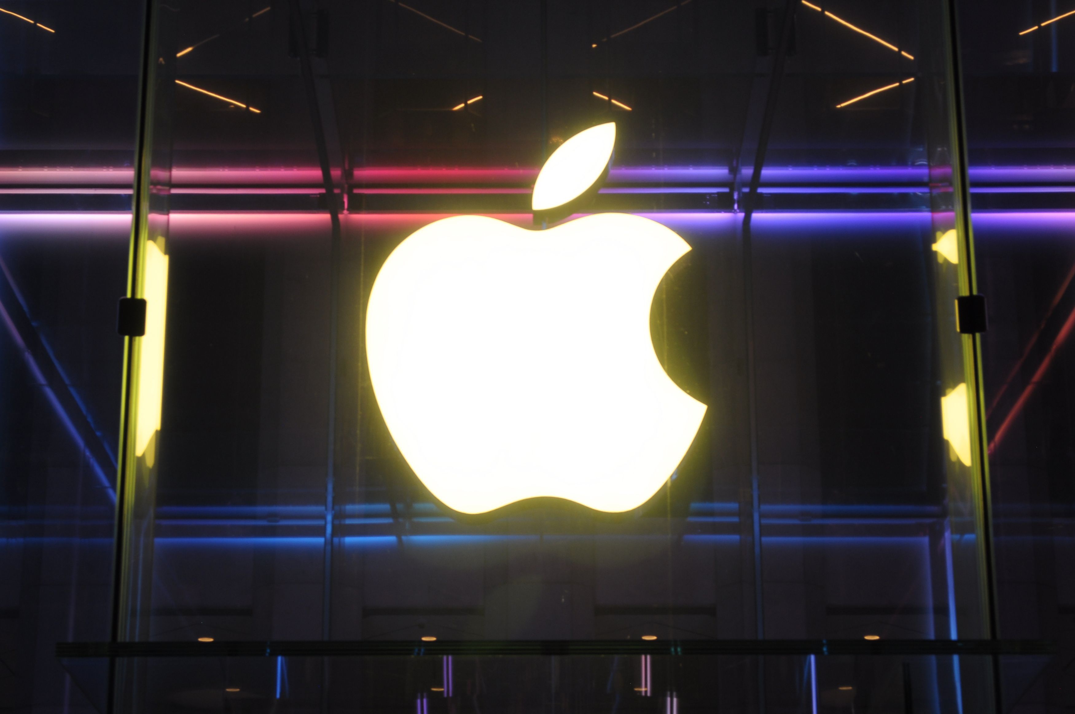 De teama tarifelor, Apple va anunța o investiție suplimentară de 100 de miliarde de dolari în producția internă din America. Gigantul tech, care își produce telefoanele în China, este puternic afectat de politica comercială a lui Trump