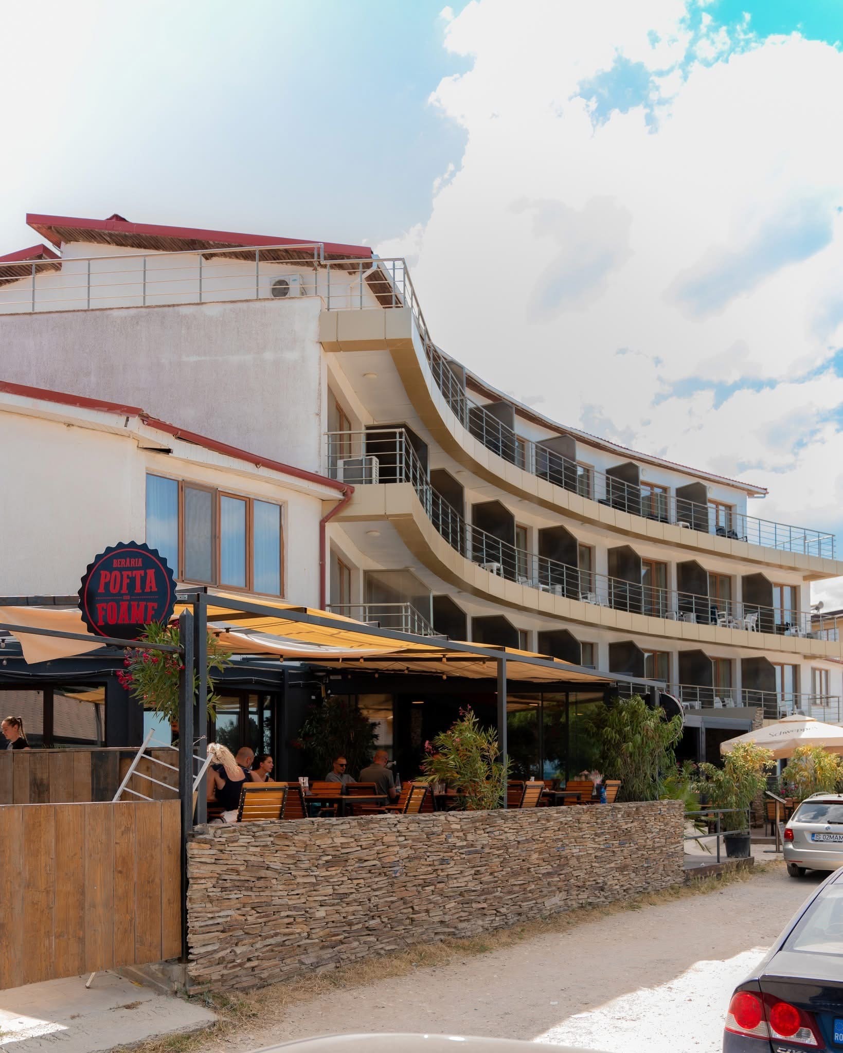 Compania brașoveană Carmolimp, controlată de familia Șoneriu, a preluat hotelul Victory din Vama Veche și l-a rebranduit Plaja33, urmând ca anul viitor să investească în renovarea unității