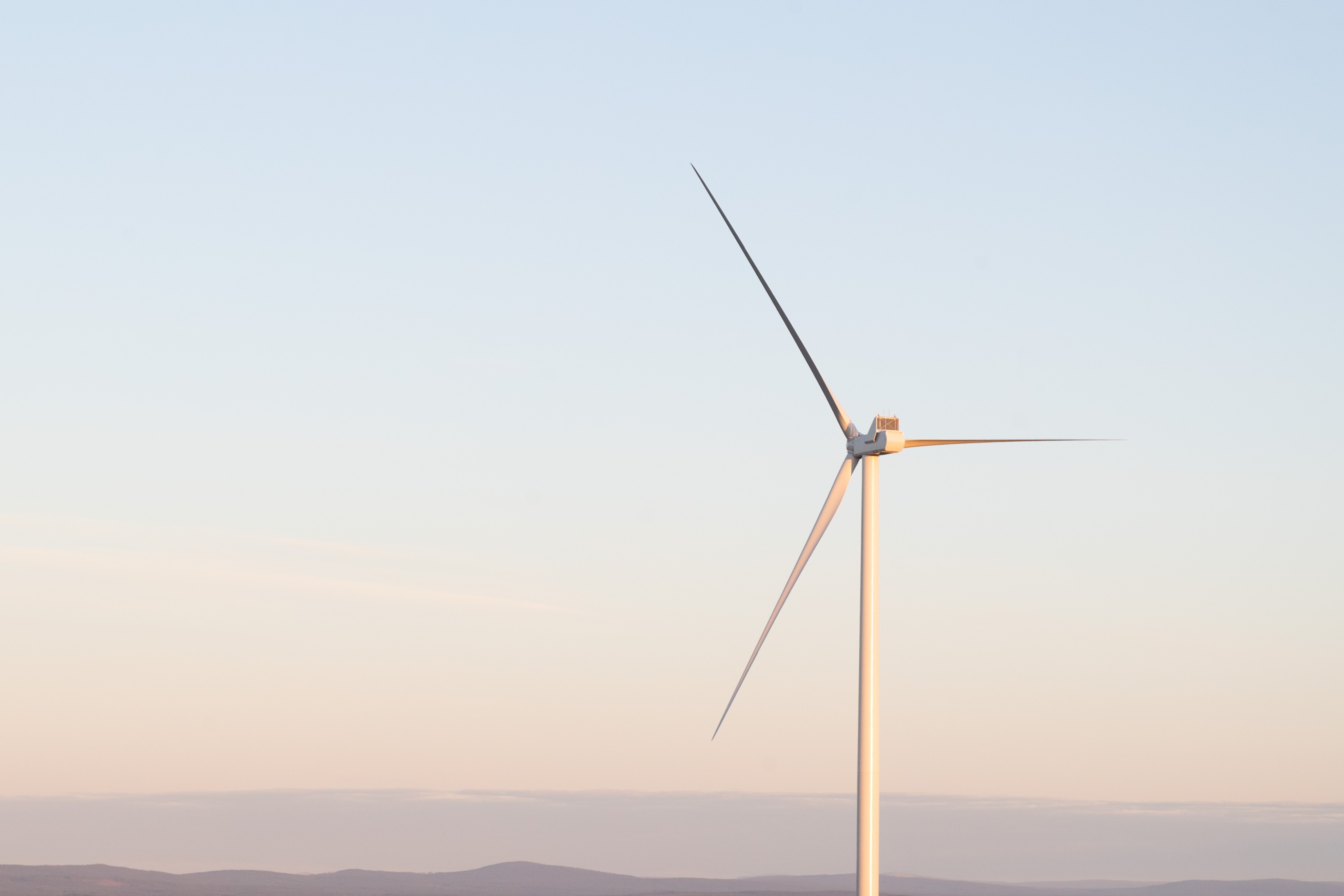 Suedezii de la OX2 vând către HELLENiQ Energy un proiect eolian din România, programat să devină operațional în 2027. Peste jumătate din energia produsă a fost contractată de Ahold Delhaize, proprietarul Mega Image și Profi