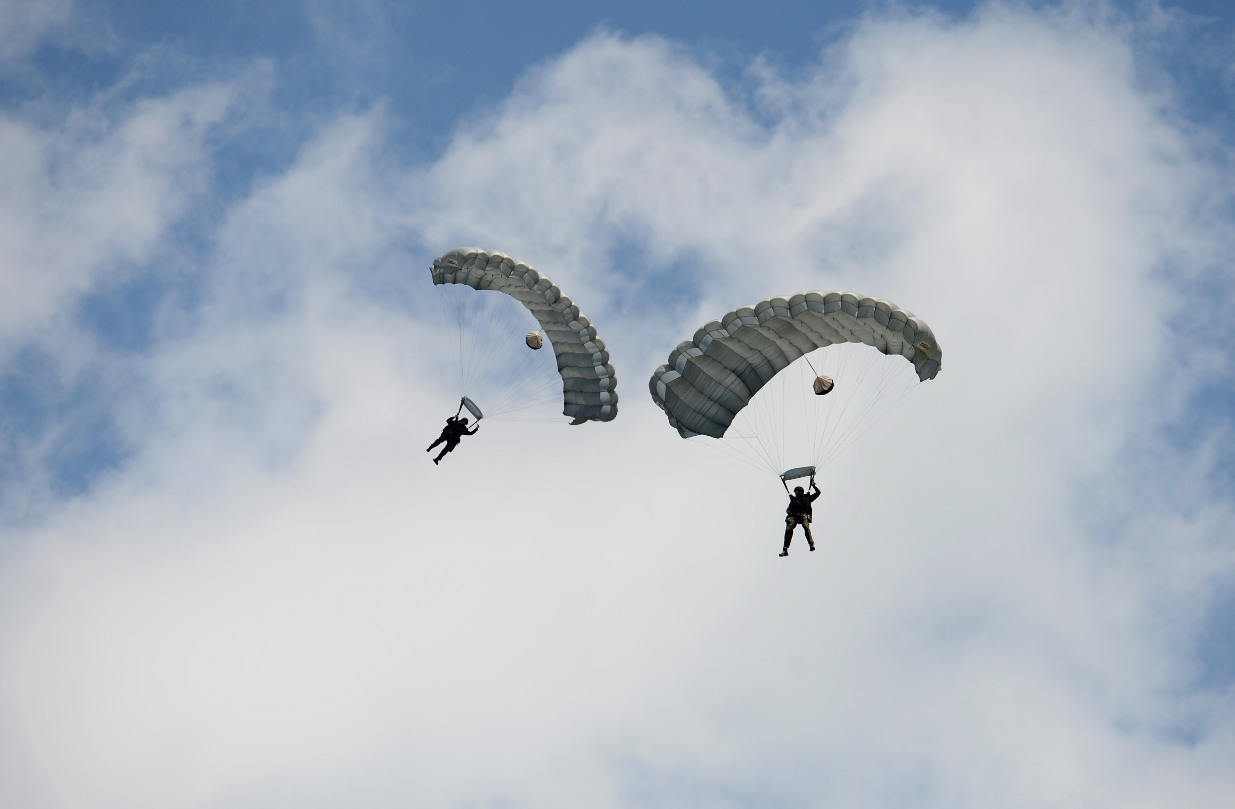 Spectacol aviatic la BIAS 2025: mii de oameni au venit să vadă acrobațiile piloților
