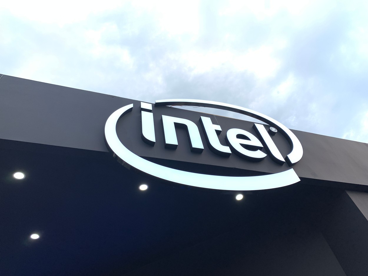 SoftBank investește 2 miliarde de dolari în Intel, acțiunile companiei americane cresc cu peste 5%