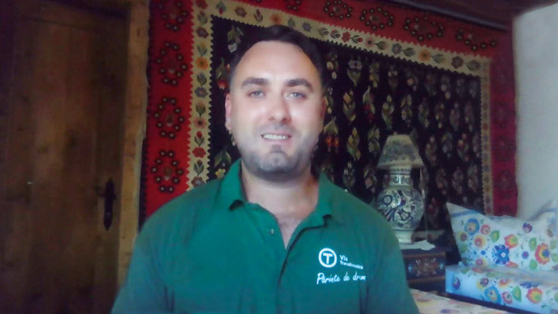 Via Transilvanica, drumul care unește comunități și businessuri, un proiect ZF susținut de Banca Transilvania. Radu Moldovan, un tânăr întors din străinătate care a recondiționat o casă din satul Șapartoc pentru drumeții de pe Via Transilvanica: „Între fiul nostru și ultimul copil născut în sat au trecut 47 de ani“