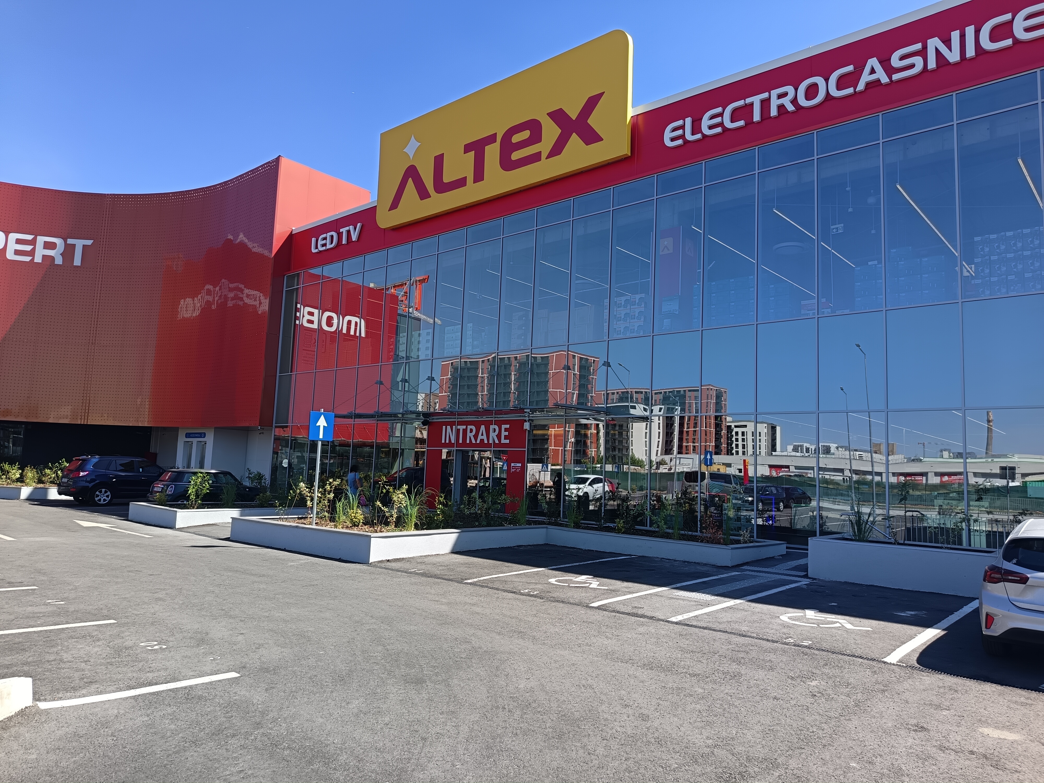 Altex, cel mai mare retailer electro-IT din România, deținut de Dan Ostahie, a deschis un magazin de 4.000 mp în zona Pallady, care face parte dintr-un proiect comun cu Mobexpert, retailer de mobilă deținut de Dan Șucu. Cele două companii au investit 15 mil. euro în noul spațiu de vânzare
