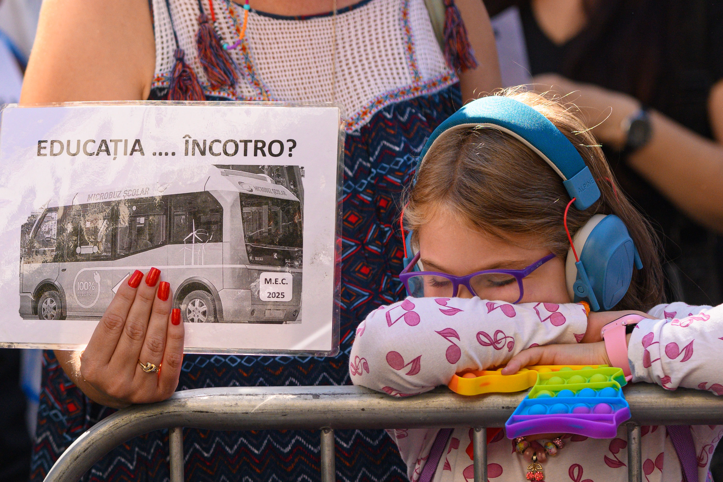 Cum a început școala? Între promisiunile de reformă și realitatea austerității în școli, elevii au început anul în clase, iar profesorii în stradă. Cum arată imaginea de ansamblu a sistemului de învățământ la început de an școlar
