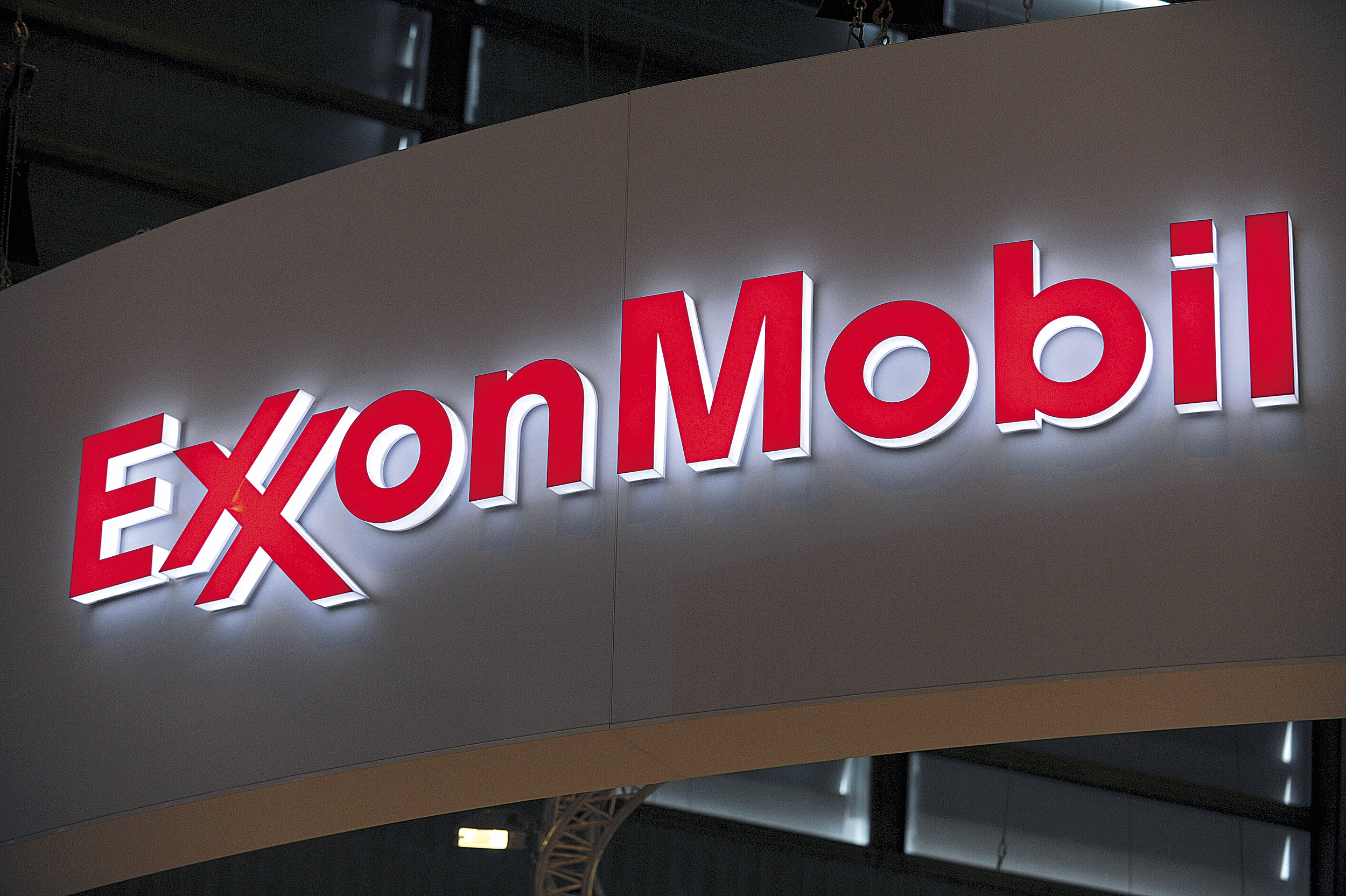 De ce giganții din industria petrolului dau oameni afară? Exxon Mobil este ultima companie care anunță că va concedia 2.000 de angajați. Scăderea prețului petrolului pe piețele financiare pune presiune pe marii jucători