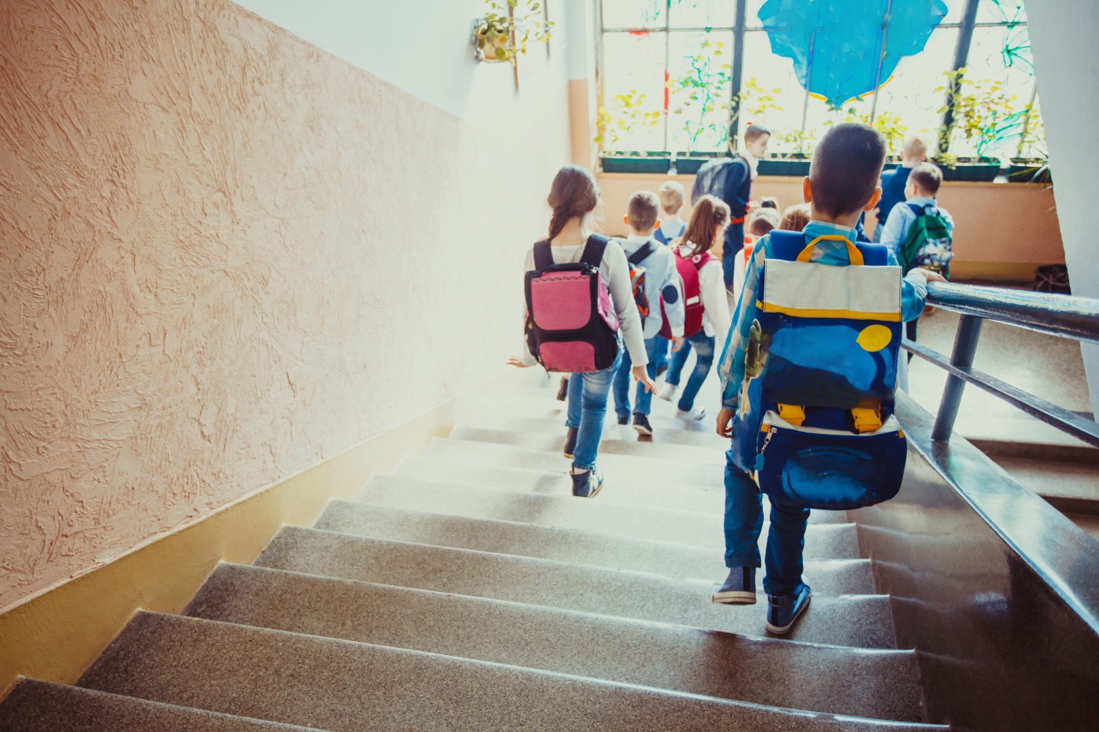 Este programul de școală cu intrări la ora 8 , la 11 și la 13 în trei schimburi? Cum răspunde Ministerul Educației: „este trei schimburi doar dacă este oficializat ca atare de o decizie a consiliului de administrație.” Practic, depinde ce scrie cu pixul pe hârtie