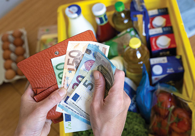 Ce s-a întâmplat cu prețurile alimentelor de bază după majorarea TVA de la 9 la 11%? Consiliul Concurenței: Marii retaileri și furnizorii lor au absorbit o parte din majorarea TVA
